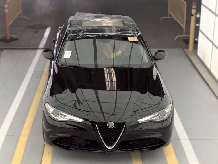 2019 Alfa Romeo Giulia - frente vista de cima